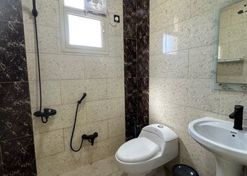 شقة بصالة أنيقة ودخول ذاتي