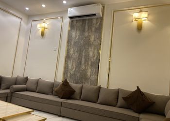 شاليه بجلسة تطل على مسبح خارجي 