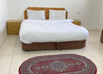 شقة بصالة وثلاث غرف نوم