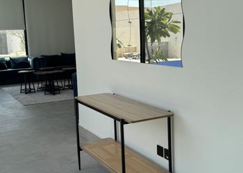 شاليه بجلسة تطل على مسبح خارجي 