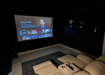 شقة بصالة بلياردو وغرفة سينما