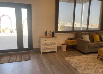 فيلا بمسبح خارجي ومجالس فاخرة 