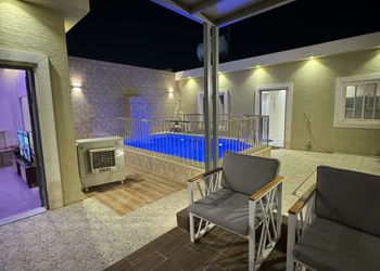 شاليه بجلسة تطل على مسبح خارجي 