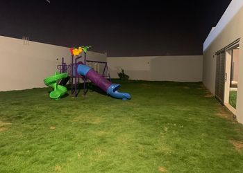 شاليه بمسطح اخضر وجلسة خارجية 
