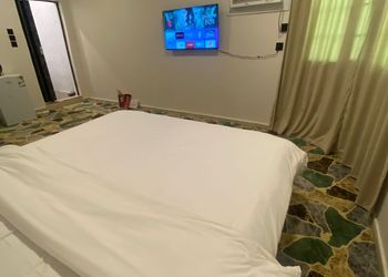 استديو بأثاث مريح وبسيط 