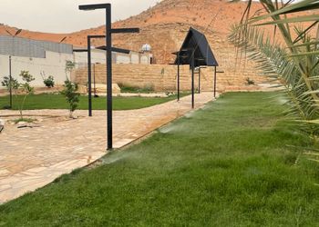 استراحة بمجلس وفناء خارجي 