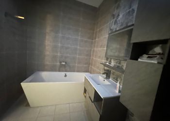استراحة بجلسة مطلة على المسبح 