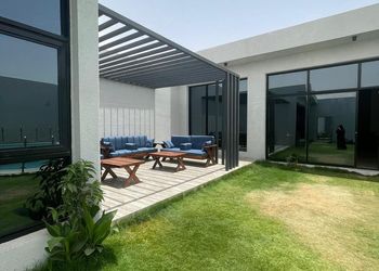 شاليه بجلسة تطل على مسبح خارجي 
