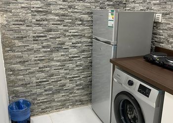 استديو بأثاث مريح وبسيط 