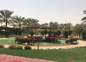 مسطح اخضر بجلسات خارجية 