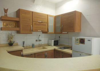 شاليه بمسطح اخضر ومسبح 