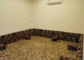 شاليه بجلسة تطل على مسبح خارجي 