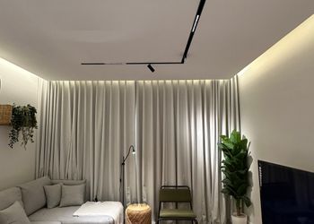 استديو بأثاث مريح وبسيط 