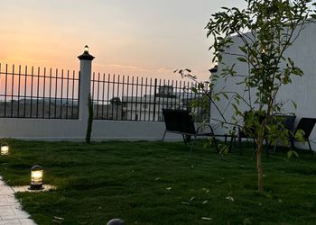 شاليه بمجلس وفناء خارجي