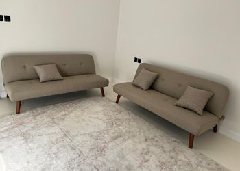 شاليه بجلسة تطل على مسبح خارجي 