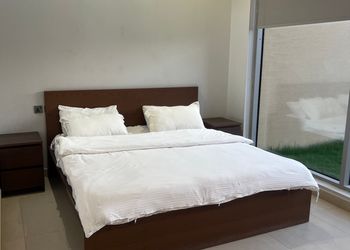 شاليه بركن شواء ومسطح اخضر