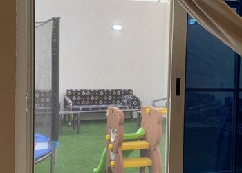 شاليه بمسطح اخضر وجلسة خارجية 