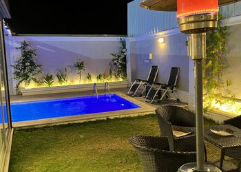 شاليه بمسبح خارجي واسطبل خيل 