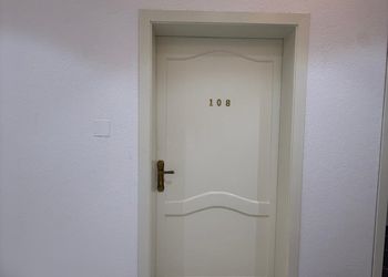 استديو بأثاث مريح وبسيط 