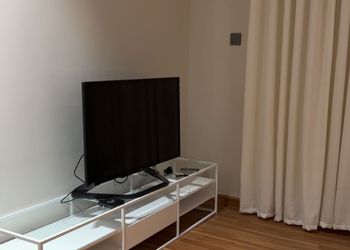 استديو بأثاث مريح وبسيط 