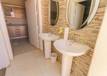 شاليه بمسطح اخضر ومسبح