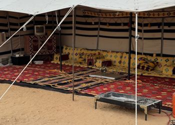 كوخ بجلسة خارجية وأجواء ريفية