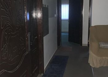 شقة بصالة جلوس وثلاث غرف نوم 