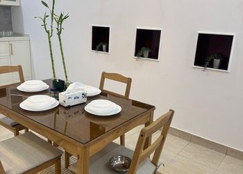 استديو بأثاث مريح وبسيط 