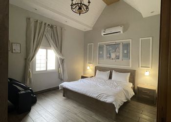 شاليه بمسطح اخضر ومسبح