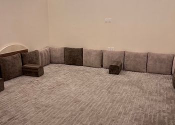 شاليه بمسطح اخضر وجلسة 