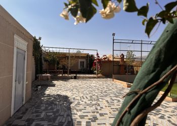 استراحة بجلسة وملعب كرة قدم