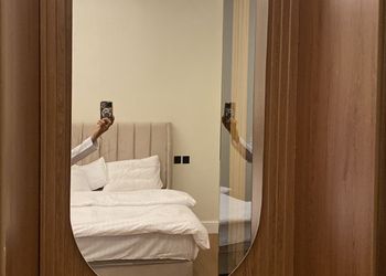 شقة بصالة أنيقة وغرفة نوم مريحة