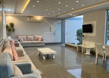 شاليه بمجلس مطل على المسبح 
