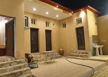 استراحة بمجلس واسع وفناء خارجي