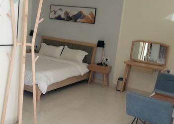شاليه بمسطح اخضر وجلسة خارجية 