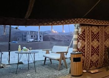 مخيم بجلسة خارجية وأجواء ممتعة