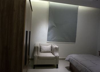 شالية بجلسة مطلة على المسبح 