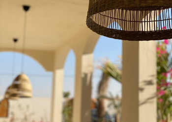 استراحة بمجلس واسع ومسطح اخضر