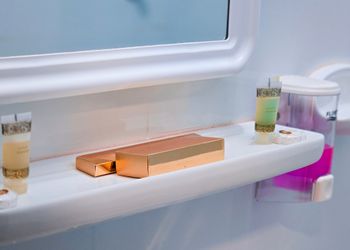 استديو هادئ بأثاث مريح