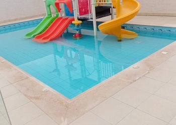 شاليه بمسبح بألعاب مائية 