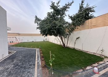 شاليه بمسطح اخضر ومسبح 
