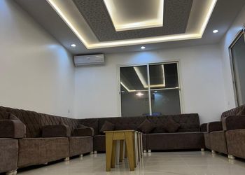 شالية بجلسة مطلة على مسبح 