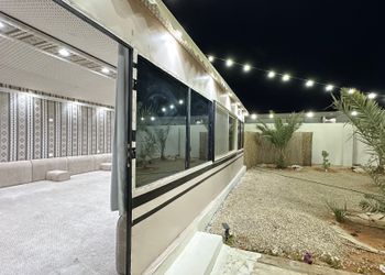 استراحة بمجالس وفناء خارجي