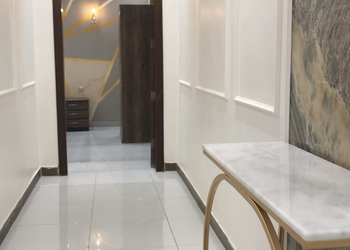 شاليه بجلسة تطل على مسبح خارجي 