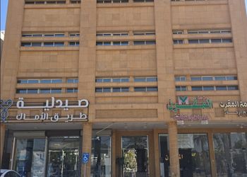 شقة بصالة جلوس وغرفتين نوم 