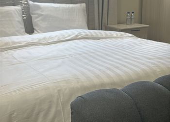 استديو بسرير ماستر وجلسة مريحة 
