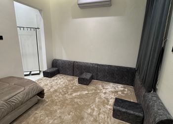  استديو حديث بأثاث بسيط