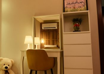 شقة بصالة هادئة وغرفتين نوم 