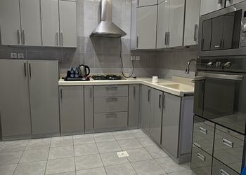 شقة بغرفة معيشة وغرفة نوم 