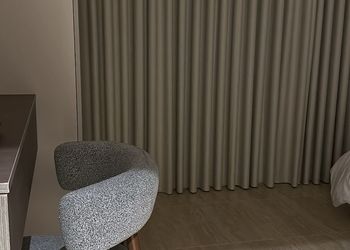 استديو بسرير ماستر وأثاث مريح 